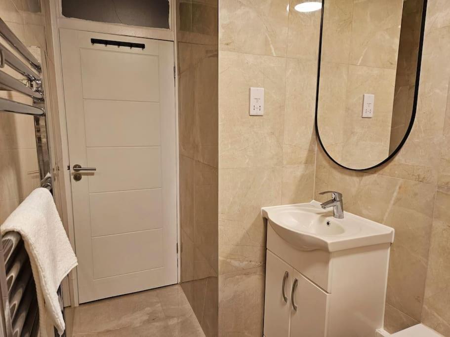 Wonderful Apartment In Wembley ลอนดอน ภายนอก รูปภาพ