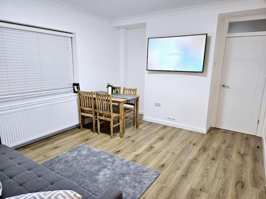 Wonderful Apartment In Wembley ลอนดอน ภายนอก รูปภาพ