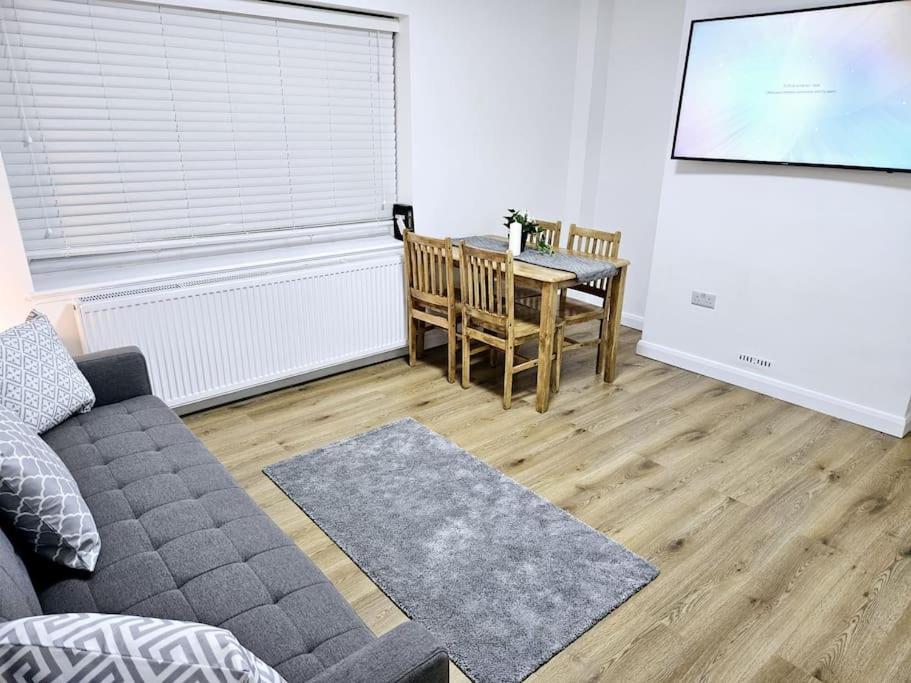 Wonderful Apartment In Wembley ลอนดอน ภายนอก รูปภาพ