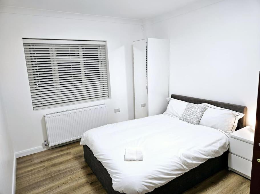 Wonderful Apartment In Wembley ลอนดอน ภายนอก รูปภาพ