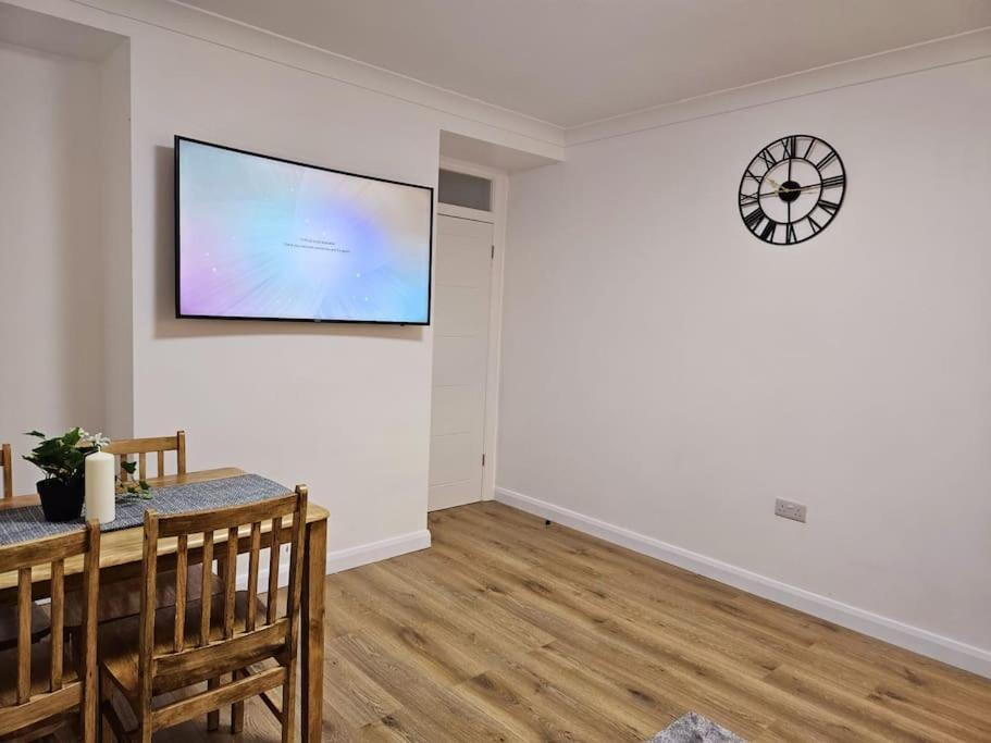 Wonderful Apartment In Wembley ลอนดอน ภายนอก รูปภาพ
