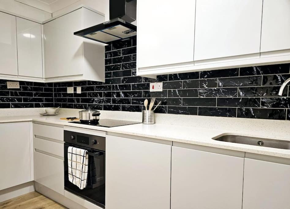 Wonderful Apartment In Wembley ลอนดอน ภายนอก รูปภาพ