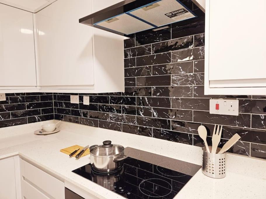 Wonderful Apartment In Wembley ลอนดอน ภายนอก รูปภาพ